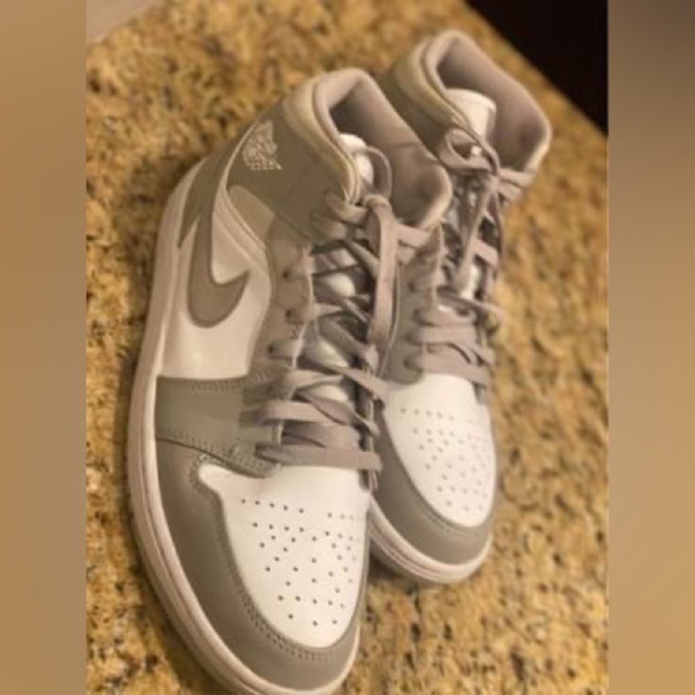 Mens new Jordan 1’s Mid linen - Men 9.5